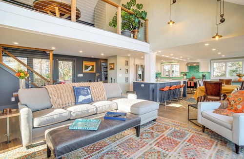 Hyannis Cottage | 1 Mi to Ferry & Beach: Waterfront Hyannis Home!