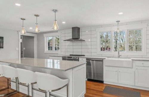 Teaticket House | 1 mile from Main Street and 1.5 miles to Falmouth Heights Beach.