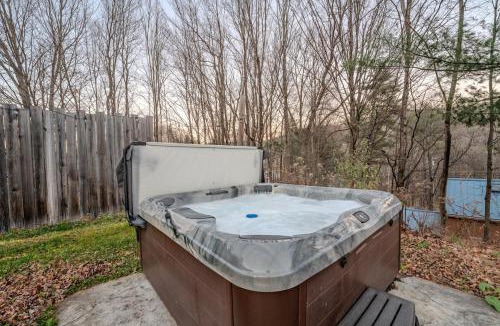 Woodstock House | 10 Min to Loon-Hottub-Pet Friendly-EV Charger