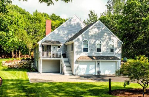 North Falmouth House | 10 min to Old Silver Beach 20 min to Woods Hole
