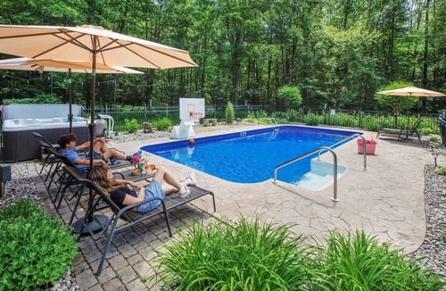 Schuylerville House | 10 Min to Saratoga Track-Pool, Hot Tub, Game Room