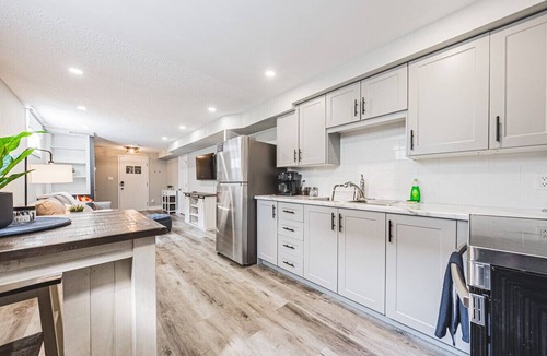 Burlington Apartment | 10 min walk to DT, stylish, free parking | IOB3