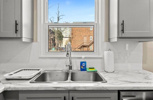 Burlington Apartment | 10 min walk to DT, stylish, free parking | IOB1
