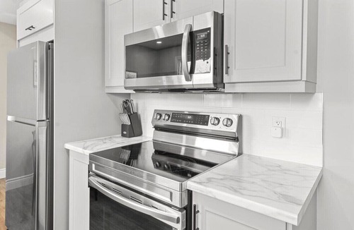 Burlington Apartment | 10 min walk to DT, stylish, free parking | IOB1