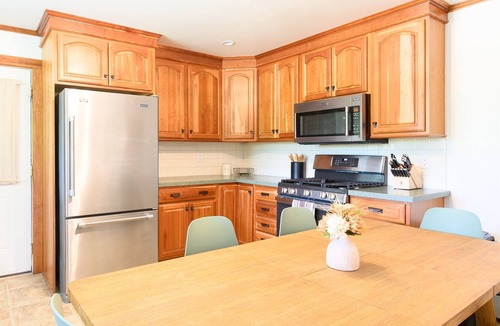 Jay House | 100 Private Acres, Mountain Views, Local Coffee Provided, Dog Friendly