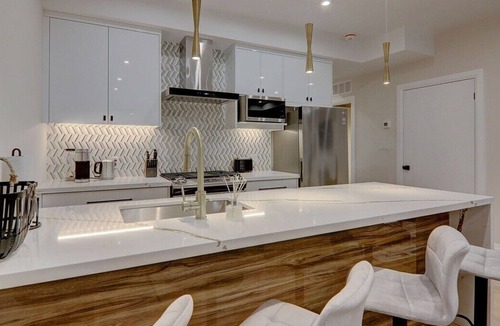 Midtown Toronto Apartment | 1000 sq ft of Luxury Living in The Annex