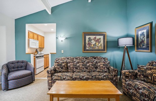 West Bridgewater Hotel | 109 Deluxe One bedroom Queen Suite on the 1st floor w/outdoor heated pool