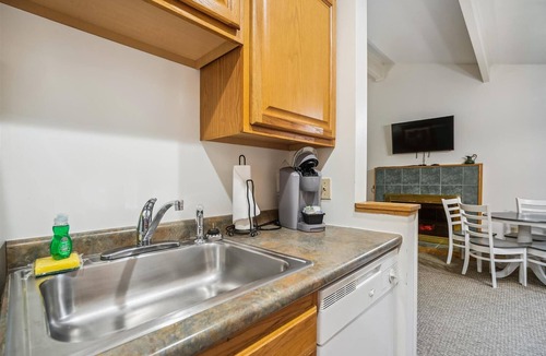 West Bridgewater Hotel | 109 Deluxe One bedroom Queen Suite on the 1st floor w/outdoor heated pool