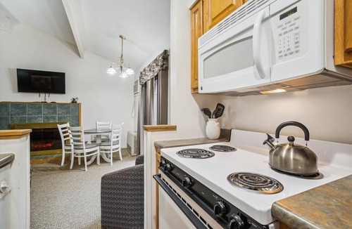 West Bridgewater Hotel | 109 Deluxe One bedroom Queen Suite on the 1st floor w/outdoor heated pool