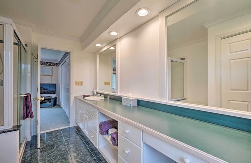 Manchester Center House | 13-Acre Manchester Retreat: 13 Miles to Bromley!