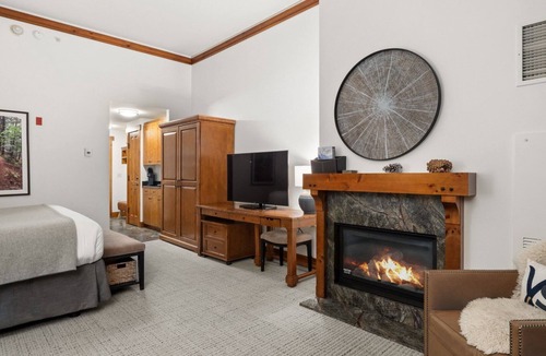 Stowe Area Cabin | #145 * Lodge At Spruce Peak | Studio | Pool & Mountain Views | Ski in Ski Out