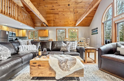 Bethel Ski Chalet | 15 Guest Chalet with Sauna and Hot Tub - Bunk Room - 4 minutes to Sunday River