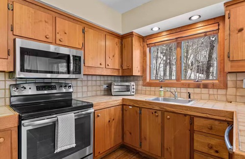 Plymouth Ski Chalet | 15 min to Killington & Okemo 4-bedroom Chalet w/Private Sauna & Hot Tub