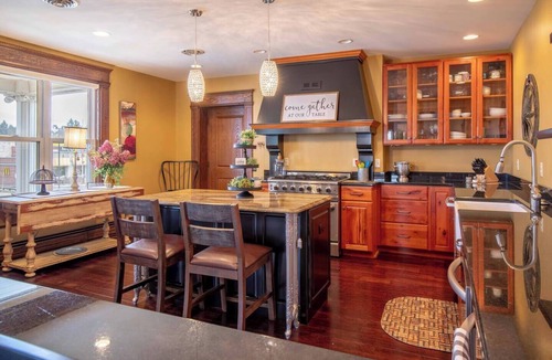 Clarion House | 15% off Spring Special | Mansion | Pet-Friendly | Downtown