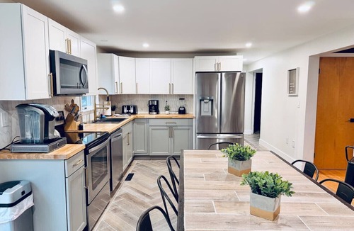 Southington House | #16 *A COZY GETAWAY* 4BED/3BATH HOME W/FIRE PIT