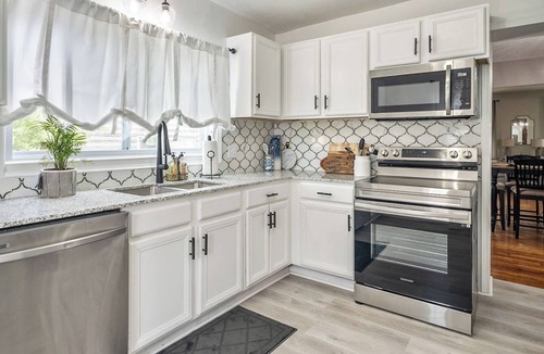 Canandaigua House | 16 Guests in City of Canandaigua/3 Min From Venues