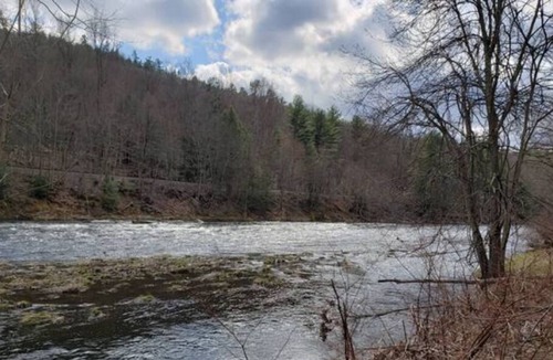 Rowland Villa | 17 Acres of Rustic River Villa - Ski and FlyFishing Heaven for 22 Guests