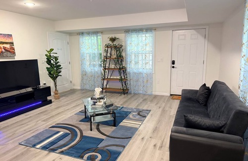 Lower Vailsburg Apartment | 17 mins from Newark International Airport; 30-40 mins to NYC, 2 mins to bus stop