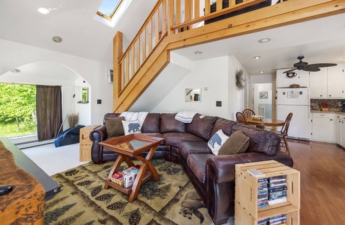 Bucksport Cottage | 180 Lakefront Views|Kayaks|Fire Pit|Swimming|A/C