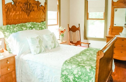 Thompson Other | 1820’s Farmhouse near Elk Mountain Ski Resort- 2 Bed 2.5 Bath