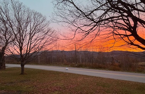 Waterbury House | 1847 Farmhouse Retreat: Hot Tub, AC, EV Charger + Mountain Views