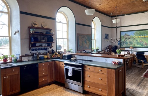 Grey Highlands House | 1870's stone schoolhouse close to skiing and hiking (10 minutes from Thornbury)