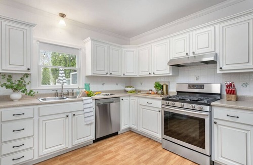 Bristol Condo | 1878 Victorian Downtown Bristol /Hot tub/Yard