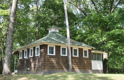 The Heights Cottage | 1880's Boathouse on a hill. Short walk to Crescent Beach.