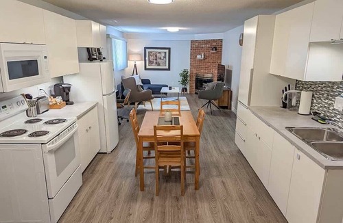 St. Catharines House | 1BDR + Parking | Close to Niagara Falls & Wineries