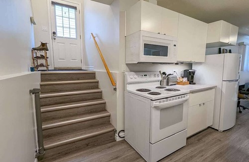St. Catharines House | 1BDR + Parking | Close to Niagara Falls & Wineries