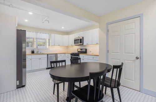 Off Broadway Apartment | 1BR Loft in the Heart of Newport with Parking!