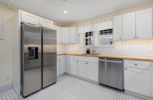 Off Broadway Apartment | 1BR Loft in the Heart of Newport with Parking!
