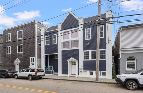 Off Broadway Apartment | 1BR Loft in the Heart of Newport with Parking!