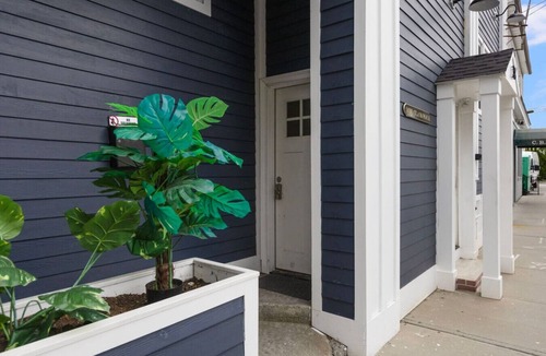 Off Broadway Apartment | 1BR Loft in the Heart of Newport with Parking!