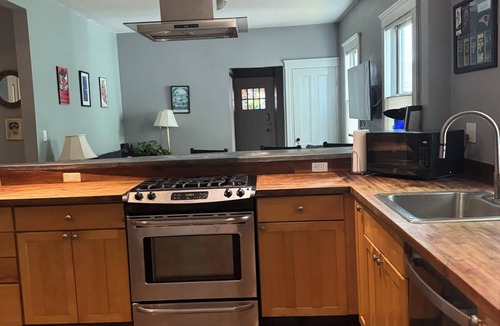 Somerville Apartment | 1st FL Apt, in Somerville walk to Subways, Univ, Entertainment, & Restaurants