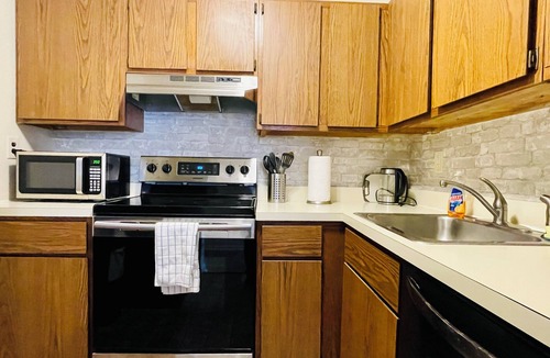 Primos Secane Apartment | 1st Floor 2BR in Primos Near Airport & Sports AC + WiFi Comfort
