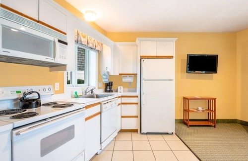 West Yarmouth Apartment | 2 1BR Townhouses, Green Harbor Resort, Sun Loungers, Picnic Area, Beach Access