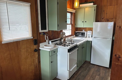 Meredith Cabin | 2 Bdrm Cozy Cottage #1 close to town docks Lake Winnipesaukee - Meredith
