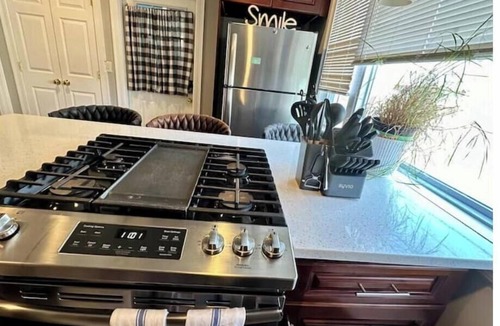 Watertown Apartment | 2 Bed 1 bath Luxury apt Sleeps 4-6 - Luxury Charm By the Charles.