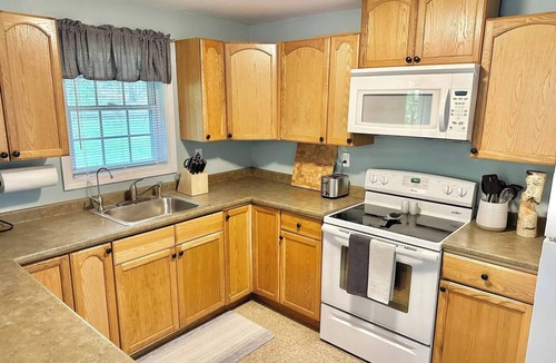 Trenton Cottage | 2 Bed King/Queen One bath Cottage close to Acadia NP