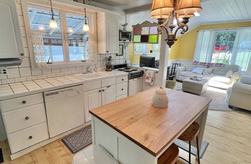 Sebago Cottage | 2 BEDROOM 1 BATH. SHORT WALK TO A LARGE SANDY BEACH.