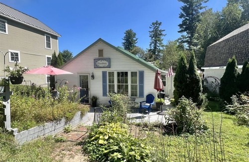 Sebago Cottage | 2 BEDROOM 1 BATH. SHORT WALK TO A LARGE SANDY BEACH.