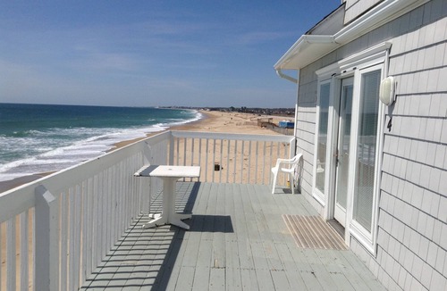 Misquamicut House | 2 Bedroom 2 Bath on Misquamicut Beach.