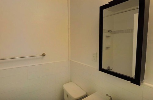 East Falls Apartment | 2-bedroom apartment in a wonderful Philadelphia neighborhood with AC
