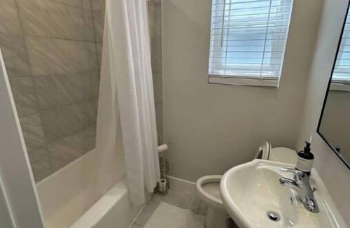 Port Credit Apartment | 2-Bedroom Beauty on the Lakeshore in Port Credit, Mississauga