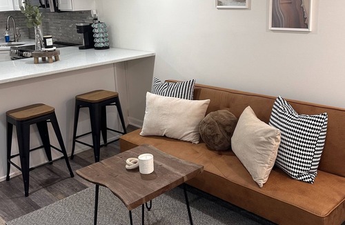 Belleville Apartment | 2 Bedroom Belleville Beauty