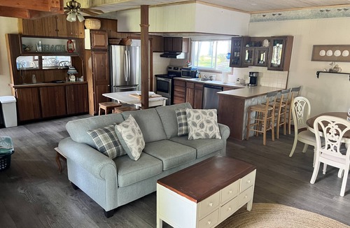 Waverly Beach Cottage | 2 Bedroom Carriage house Fort Erie/Crescent Beach Ontario