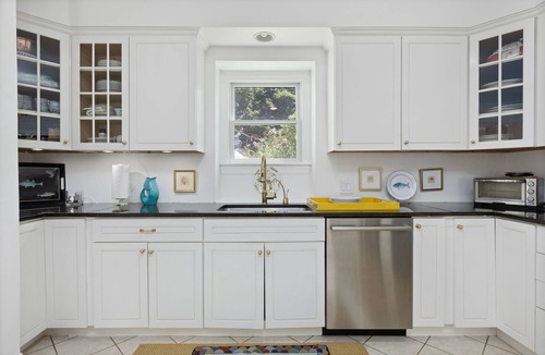 Cliff Walk Condo | 2 Bedroom Condo in Gilded Age Mansion close to Mansions and Ocean Beaches