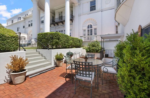 Cliff Walk Condo | 2 Bedroom Condo in Gilded Age Mansion close to Mansions and Ocean Beaches