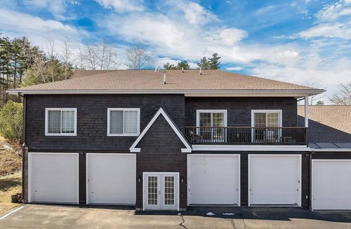 Glendale Condo | 2-Bedroom Condo in Gilford, NH come and stay at Winni Peaks and Piers Escape